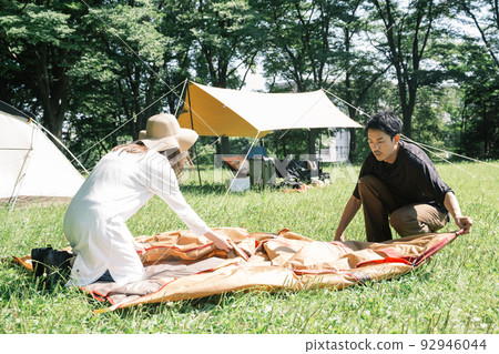 情侶、露營、戶外休閒搭帳篷 92946044