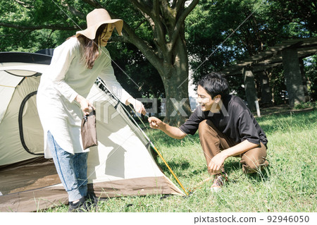 Couples, camping, outdoor leisure to set up tents Couples, camping, outdoor leisure to set up tents 92946050