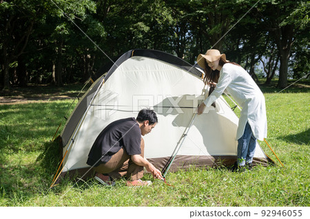 Couples, camping, outdoor leisure to set up tents 92946055
