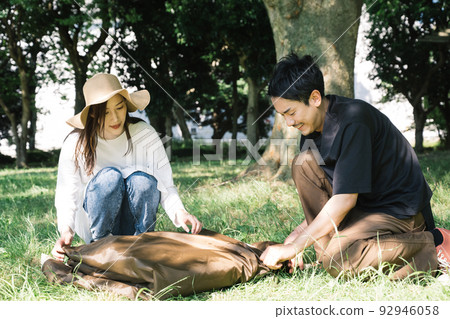 Couples, camping, outdoor leisure to set up tents Couples, camping, outdoor leisure to set up tents 92946058