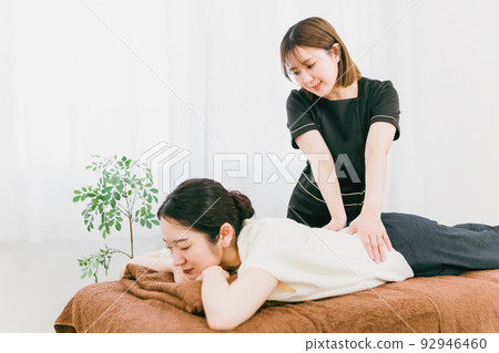 Asian woman of a therapist / manipulator who corrects the pelvis 92946460