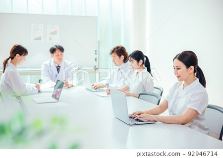 一名身穿白色外套和護士服的女護士 92946714