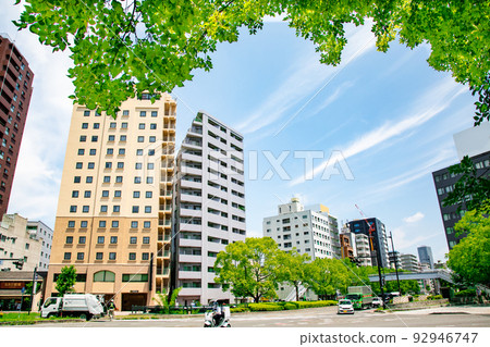 和平大道與站前大道的田中町交叉口。可以看到田中町和東平塚町的建築物。請欣賞充滿綠色植物的風景。 92946747