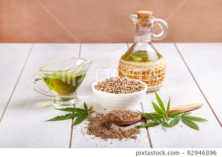Whole hemp seeds, ground seeds, oil, leaves and branches of fresh hemp 92946896