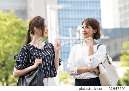 走在女商人辦公區的兩名婦女 走在女商人辦公區的兩名婦女 92947291