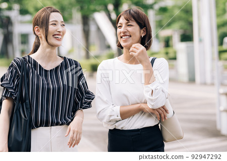 走在女商人辦公區的兩名婦女 走在女商人辦公區的兩名婦女 92947292