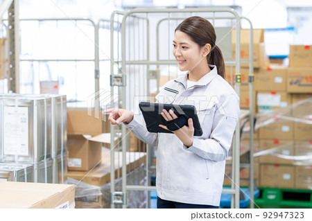 管理行李的年輕女子 92947323