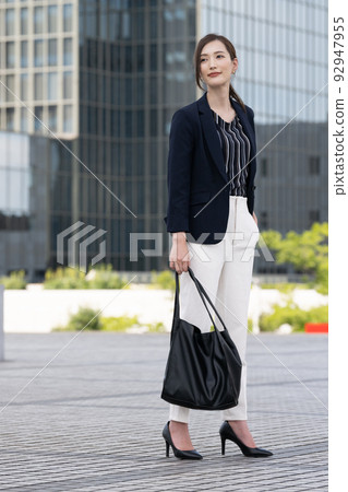 走在辦公室的女實業家 92947955