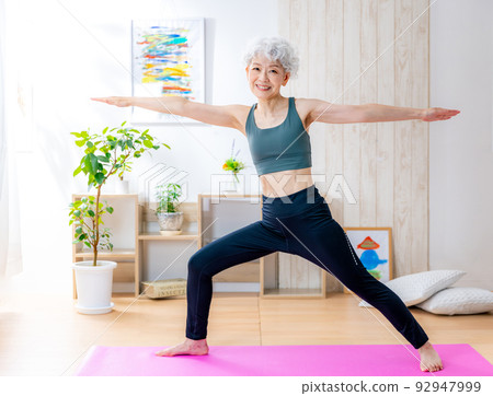 在家做瑜伽的資深婦女 92947999
