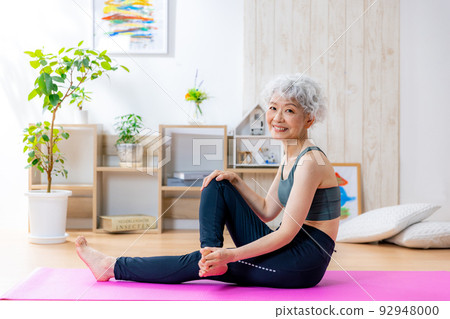 在家做瑜伽的資深婦女 92948000