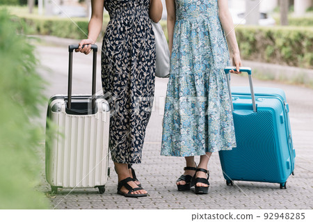 兩位穿著連衣裙的年輕女性享受女孩旅行/度假之旅 兩位穿著連衣裙的年輕女性享受女孩旅行/度假之旅 92948285