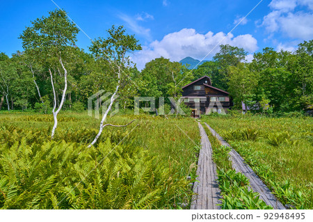 從尾瀨的中田代望向山間小屋（龍宮小屋） 92948495