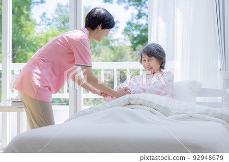 護理人員幫助老年人起床 護理人員幫助老年人起床 92948679