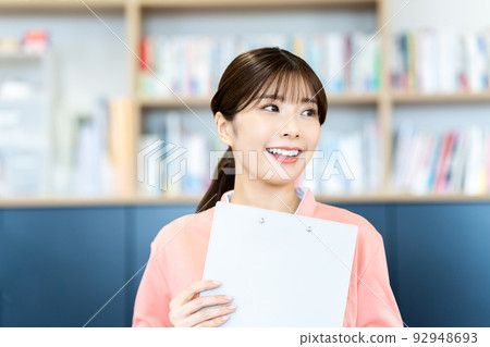 面試的年輕護士婦女 面試的年輕護士婦女 92948693