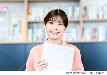 面試的年輕護士婦女 面試的年輕護士婦女 92948694