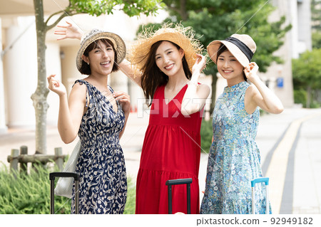 享受女孩旅行/度假旅行的三名一體式年輕女性 享受女孩旅行/度假旅行的三名一體式年輕女性 92949182