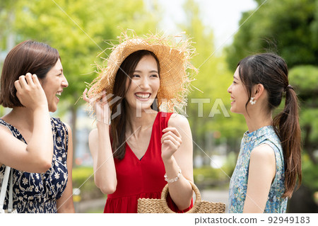 享受女孩旅行/度假旅行的三名一體式年輕女性 享受女孩旅行/度假旅行的三名一體式年輕女性 92949183