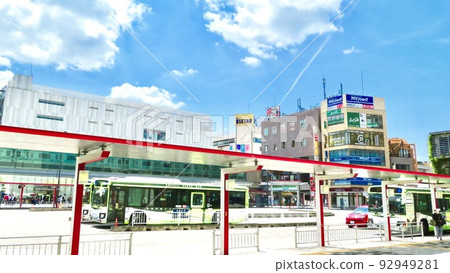 陽光明媚的日子，熙熙攘攘的浦和站東口 92949281