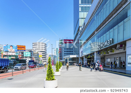 [Tokyo] Shinjuku Station South Exit with Refreshing Blue Sky 92949743