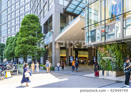 [Tokyo] A commercial facility at the south exit of Shinjuku Station bustling with tourists 92949749