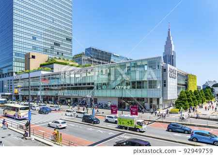 [東京] 清新藍天的新宿站南口 92949759