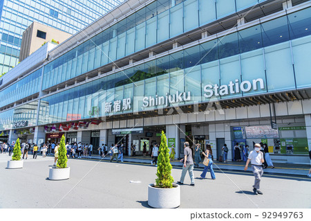 [Tokyo] Shinjuku Station South Exit with heavy traffic 92949763