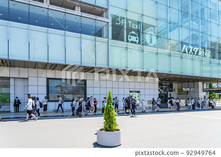 [Tokyo] Shinjuku Station South Exit with heavy traffic 92949764