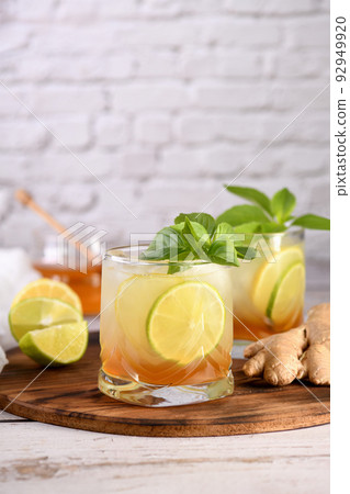 Honey ginger lemonade 92949920