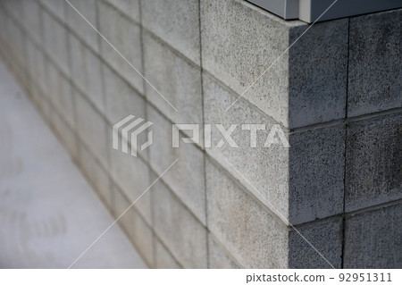 Image of concrete block wall 92951311