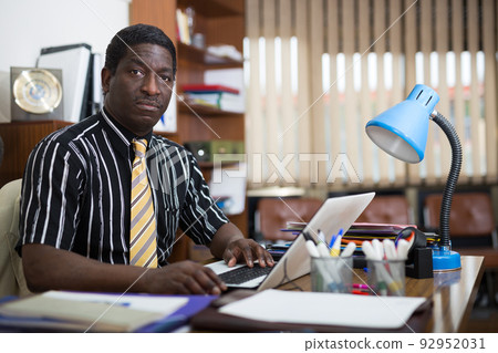 Concentrated african american businessman working with laptop 92952031