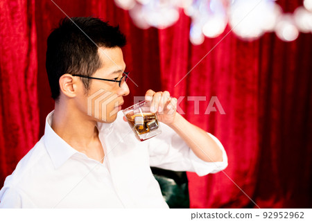 man drinking whiskey man drinking whiskey 92952962