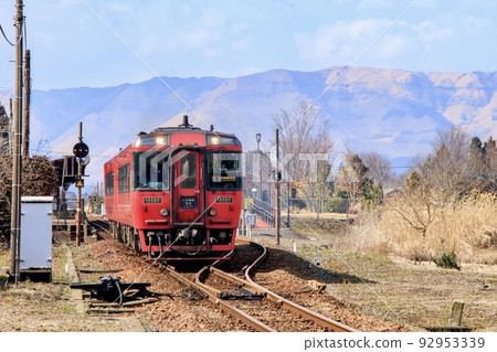 以阿蘇山為背景的跨九州特快從阿蘇站出發 92953339