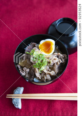 一個牛肉碗，最喜歡的牛肉和水煮蛋的組合。 92953624