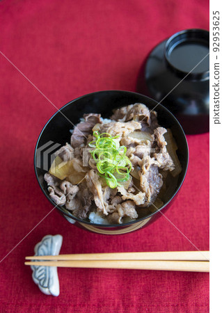 受歡迎的牛丼是日本料理的主食。 92953625