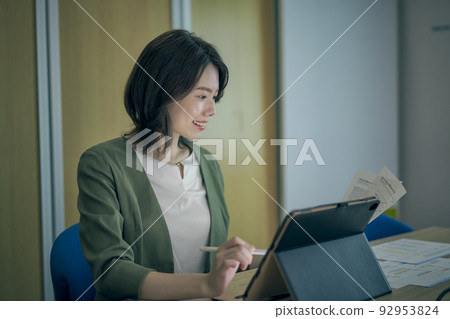 女性商業場景 女性商業場景 92953824