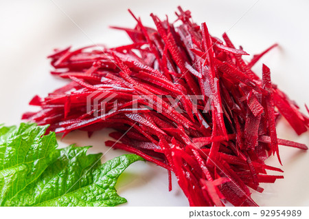 shredded beets 92954989