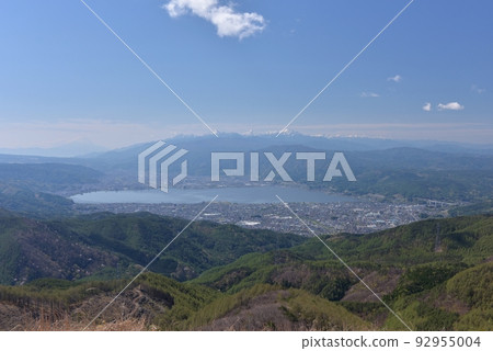越過春天的霧靄,南阿爾卑斯山的山脈,以及俯瞰諏訪湖的高保地高原景色 越過春天的霧靄,南阿爾卑斯山的山脈,以及俯瞰諏訪湖的高保地高原景色 92955004