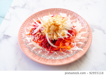 Japanese-style Red Root Vegetable Salad 92955118
