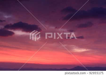 The sky and ridgeline of the morning glow that burns red - Sakuho Town, Nagano Prefecture The sky and ridgeline of the morning glow that burns red - Sakuho Town, Nagano Prefecture 92955175