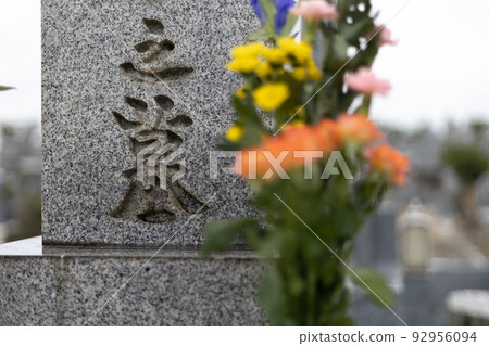 A grave with beautiful flowers A grave with beautiful flowers 92956094