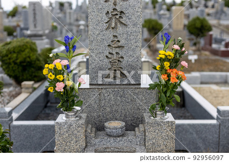 有美麗的花朵的墳墓 92956097