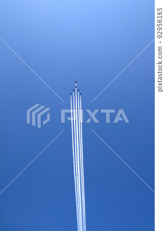 飛機和飛機雲 92956165