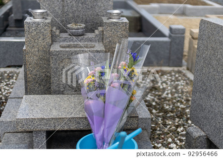 Trying to offer flowers to the grave when visiting the grave 92956466