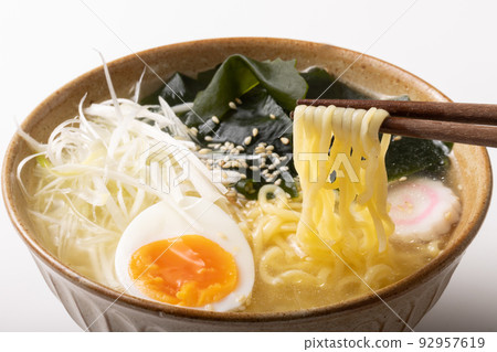 Salt ramen wakame seaweed ramen 92957619