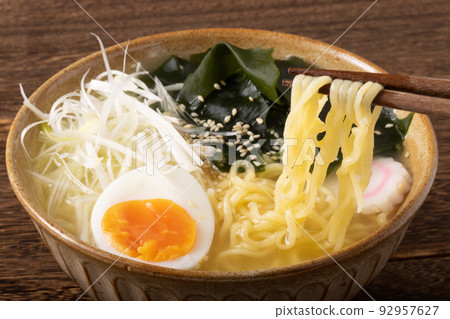 鹽味拉麵裙帶菜紫菜拉麵 鹽味拉麵裙帶菜紫菜拉麵 92957627