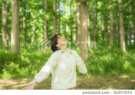 走在森林裡的年輕女人 走在森林裡的年輕女人 92957654