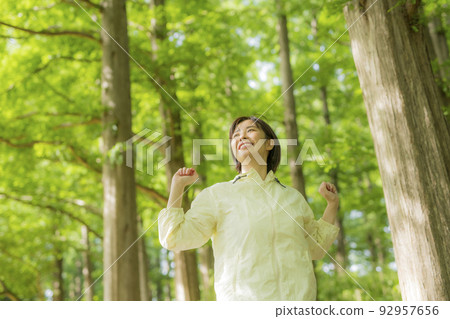 走在森林裡的年輕女人 92957656