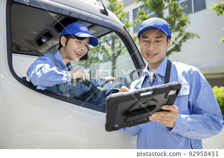 Logistics / transportation industry operation management image of meetings before departure 92958431