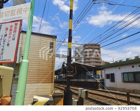 從大阪府枚方市的鐵路道口看京阪御殿山站月台 從大阪府枚方市的鐵路道口看京阪御殿山站月台 92958708