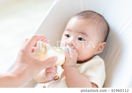 寶寶自己拿著奶瓶自己喝 92960112